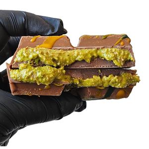 Dubaï 140g Chocolat Pistaches Kunafa Le plus savoureux Bonbon Pâté Ingrédients Naturels Comprend Biscuit Noix pour l'Exportation - Product Image 1