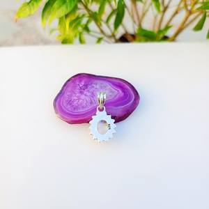 Colgante de Piedra Lunar Arcoíris Chapado en Plata de Ley, Hecho a Mano, con Engaste de Bisel, Joyería de Gema, Regalo Elegante para Mujeres y Niñas - Product Image 2