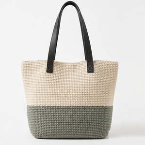 Sac fourre-tout au crochet bicolore beige-vert, ouvert, avec poignées en cuir noir, style minimaliste, toutes saisons, pour femme, en coton, pour le quotidien et les voyages - Product Image 1