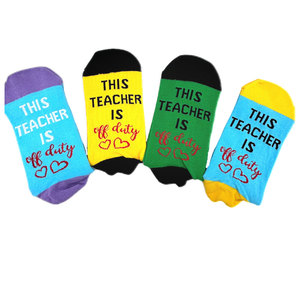 Si puedes leer esto, calcetines hasta el tobillo para adultos con la frase "Teacher Is Off Duty", calcetines informales transpirables de algodón y elastano para verano - Product Image 3