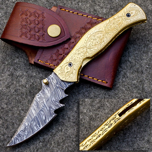 Cuchillo Plegable de Acero de Damasco Hecho a Mano con Mango de Latón Grabado y Funda de Cuero - Cuchillo de Bolsillo EDC Personalizado con Bloqueo Liner Lock - Product Image 1