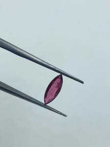 Espinela Natural Roja de Corte Marquesa de Alta Calidad con Cambio de Color para Pulsera, Gema Suelta de 0.59 Quilates - Product Image 2