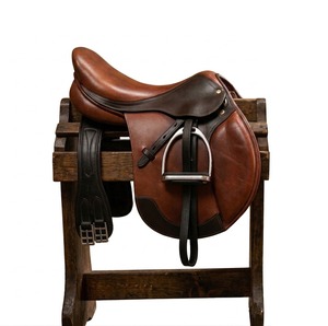 Selle de dressage western en cuir avec arceau en plastique, quincaillerie durable nickelée - Product Image 1