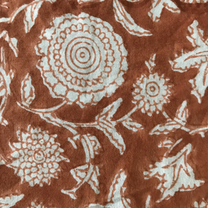 Tissu en coton imprimé à la main – Motif floral abstrait |   Marron rouillé et blanc |   Textile indien fait main - Product Image 1