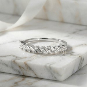 Anillo de Diamantes Minimalista con Engaste de Media Eternidad en Zigzag y Corte Baguette de 0.50CTW - Product Image 3
