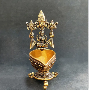 Diya à huile en laiton antique Lakshmi, orné d'une plaque arrière en forme de couronne Tirupati Balaji, idéal pour la décoration traditionnelle de la maison, au prix de gros - Product Image 1