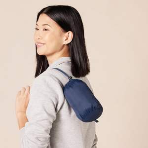 Veste matelassée tricotée entièrement personnalisée pour femme, en tissu polyester respirant, col montant, fermeture éclair, capuche intégrée. - Product Image 6