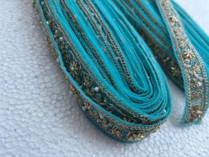 Elegante Cinta de Encaje Bordada en Turquesa con Cuentas Doradas y Trabajo Zari para Decoración de Vestidos Saree y Manualidades - Product Image 4