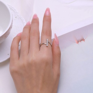 แหวนหมั้นเพชรทรงกลมเจียระไนบริลเลียนต์ 0.50 กะรัต ดีไซน์แบบ Bypass Shank ประดับเพชรซิคอน 5 เม็ด วัสดุเงินแท้ 925 ดีไซน์ทันสมัย เหมาะสำหรับเป็นของขวัญในโอกาสวันครบรอบแต่งงานหรืองานเลี้ยง - Product Image 2