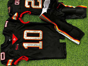Maillots de football américain noirs en gros, 100 % polyester, col en V, sublimation, coupe athlétique, uniforme de football pour hommes - Product Image 4