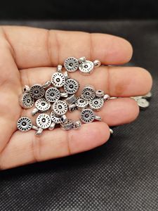 Pendentif fin en laiton plaqué argent à double trou pour la fabrication de bijoux, colliers et bracelets - Vente en gros - Product Image 4