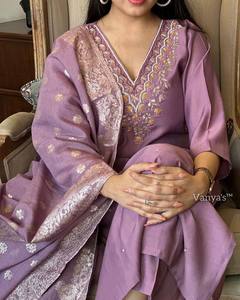 Último Modelo de Kurti para Mujer en Viscosa Chanderi con Bordado, Pantalón en Viscosa Chanderi, Seda Chanderi con Dupatta Jacquard - Product Image 6