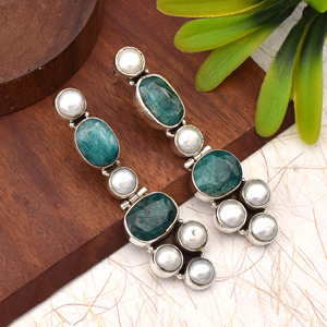 Boucles d'oreilles pendantes longues en émeraude naturelle et perles d'eau douce, en argent sterling 925, faites à la main, style chandelier multi-pierres, pièce maîtresse - Product Image 1