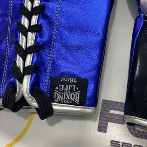 ถุงมือชกมวยแบบสั่งทำพิเศษ น้ำหนักเบา สีดำ-น้ำเงิน ปิดแบบผูกเชือก ไม่มีการ์ด "Boxing"  ไม่มีการ์ด "Life"  ผลิตตามแบบ OEM ODM สำหรับศิลปะการต่อสู้ MMA ของแท้ - Product Image 4