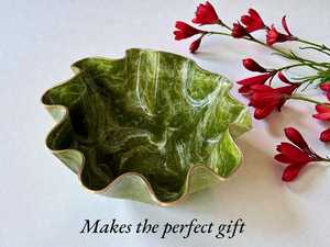 Cuenco grande de resina epoxi verde oliva con diseño de geoda, hecho a mano, decorativo, para servir. - Product Image 5