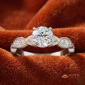 แหวนหมั้นมอสซาไนต์ทรงกลม เงินแท้ 925 ประดับเพชรด้านข้างแบบ Pave Band แหวนแต่งงาน ดีไซน์คล้ายเพชร - Product Image 1
