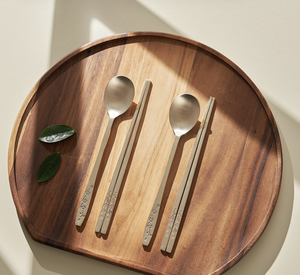 NOBBAN Set di Cucchiai e Bacchette Tradizionali Coreani con Motivo a Fiori di Prugna per Regali Turistici, Patrimonio Culturale Reale - Product Image 1