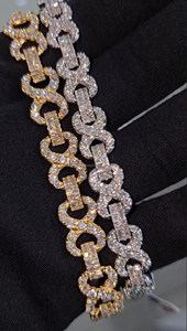 Pulsera de lujo con diamantes cultivados en laboratorio, redondos y en forma de baguette, con acabado en oro y plata. - Product Image 5