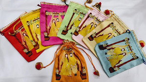 Bolsas Potli de Seda Hechas a Mano para Bodas, Festivales y Celebraciones Tradicionales Indias, Elegantes Bolsas con Cordón - Product Image 3