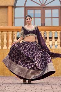 Conjunto Festivo de Lehenga Choli de Seda Jacquard Miragi con Lentejuelas, Bordado Zari y Dupatta de Georgette - Product Image 3