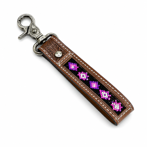 Porte-clés artisanal en cuir marron perlé avec accent géométrique rose gravé, fermoir métallique, style western, breloque de sac - Product Image 1