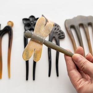 Horquilla para el Cabello Hecha a Mano con Cuerno de Búfalo, Diseño de Pez Negro Tallado en Forma de Animal, Artesanía Natural - Product Image 6