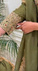 Ensemble de costume droit en soie romaine lourde de créateur avec broderies de sequins et manches longues, pantalon assorti et dupatta – Fournisseur mondial - Product Image 4