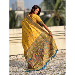 Sari de Seda Baluchari Amarillo Oscuro con Tejido Zari de Elite Weaves, 650g, Elegante Vestido de Novia - Product Image 4