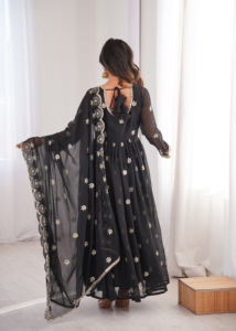 Robe Anarkali intemporelle en Georgette avec broderie de sequins, pantalon évasé coordonné de quatre et demi mètres, et dupatta ornée pour femme - Product Image 6