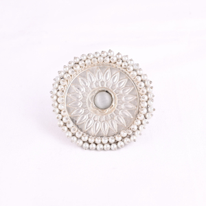 Bague ajustable grande taille style bohème avec motif floral, pierres œil-de-chat blanches et perles - Product Image 1