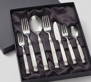 Elegante juego de cubiertos de acero inoxidable con mangos de nácar, acabado de alto brillo, apto para lavavajillas, ideal para bodas. - Product Image 6