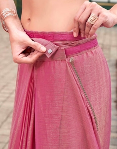 Sari traditionnel en soie rose et or bicolore KV prêt-à-porter avec chemisier non cousu pour les fêtes - Product Image 5