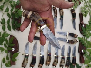 Couteau de chasse artisanal en acier Damas avec manche en corne de bélier, lame fixe, couteau de survie pour le camping en plein air avec étui OEM - Product Image 3