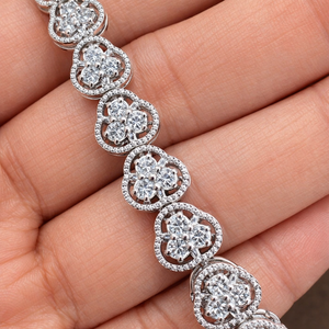 กำไลข้อมือเทนนิสทรงดอกไม้ประดับเพชรซิร์คอนคลาสสิก Rhaya Jewels เงินแท้ชุบโรเดียม 92.5  งานแฮนด์เมด สำหรับทั้งชายและหญิง เหมาะสำหรับงานแต่งงาน - Product Image 1