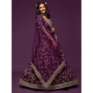 Agradable hilo púrpura bordado arte seda boda Lehenga Choli - Product Image 5