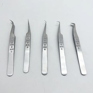 Pince à épiler professionnelle en acier inoxydable argenté à 45 degrés pour extensions de cils, prise en main parfaite, pointe plate inclinée, longueur 10 mm - Product Image 3