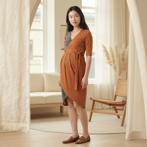 Robe de maternité et d'allaitement Bmama marron léopard avec boutons dissimulés, accès facile à l'allaitement, col en V profond, robe midi côtelée – Vente en gros - Product Image 1