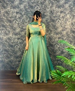 Lehenga Choli de Seda Verde para Mujer, Cuello Cuadrado, Bordado, Elegante Vestido de Novia Estilo India Pakistán, ABC- Signature 85881 - Product Image 1