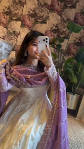 Hermoso Vestido Anarkali de Diseño Indio-Pakistaní en Tela Georgette con Bordado Elegante para Fiestas, Bodas, Uso Casual y Tradicional para Mujeres - Product Image 3