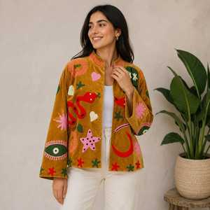 Veste en velours brodée à la main avec motifs bohèmes fantaisistes, œil maléfique céleste et serpent, style Suzani, Blazer Mandarina moderne bohème - Product Image 1