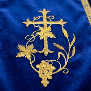 Chapelet religieux brodé bleu avec IHS et franges pour la décoration de l'autel de l'église - Product Image 4