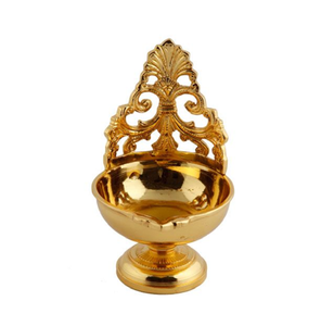 Diya en laiton à une seule mèche avec dossier décoratif en filigrane et finition dorée polie. Disponible à prix de gros. - Product Image 1