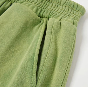 Shorts de sport pour hommes en coton uni respirant avec cordon de serrage, délavage acide et bords bruts, style vintage, vente en gros - Product Image 5