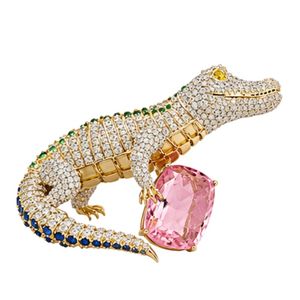 Excepcional broche de cocodrilo en oro amarillo de 18 quilates con diamantes pavé, detalles de piedras preciosas de colores y gemas rosas perla de alta costura. - Product Image 1