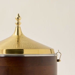 Plat de service de luxe en bois avec couvercle en laiton martelé, chauffe-plat isolé pour la restauration et la décoration de mariages - Product Image 3