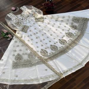 VASTRA COTTAGE Vestido de Diseñador Suave con Lentejuelas Bordadas, Lehenga de Satén con Encaje, Traje Festivo para Boda y Fiesta con Dupatta de Red - Product Image 4