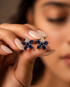 Boucles d'oreilles en saphir bleu et diamants en argent sterling 92,5 plaqué rhodium - pour les occasions de fête, d'anniversaire ou comme cadeau - Product Image 6