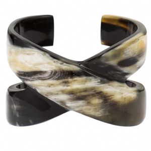 Brazalete Redondo Hecho a Mano con Cuerno de Búfalo Pulido, Ecológico, Moderno, con Tacto Real, Material Natural Orgánico, Regalo de Boda - Product Image 1