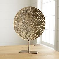 Objets décoratifs en métal d'inspiration antique, sculptures présentant des techniques artisanales traditionnelles pour un style d'intérieur classique