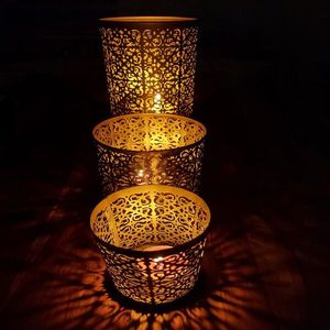 Porte-bougie votif en métal unique, soigneusement conçu pour sublimer le décor avec une lumière chaleureuse et un attrait artisanal. - Product Image 1